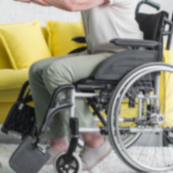 Personne à mobilité réduite en chaise roulante